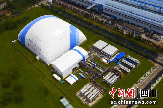 项目像一座蓝白相间的“小山”。尊龙凯时汽轮机 供图